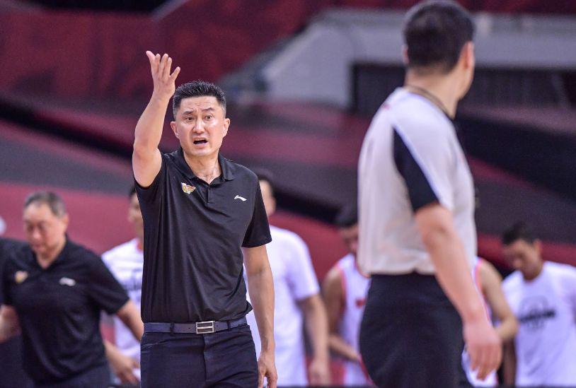 错失绝杀良机!张文逸关键球走步,杜锋场边苦笑动作满是无奈